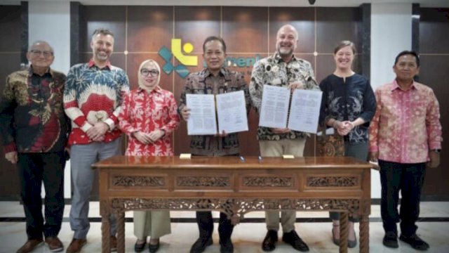 Menkop Ferry Juliantono dan Executive Director CDF Canada, Benoit Andre, melakukan Penandatanganan MoU di Jakarta. (Foto: Kemenkop)