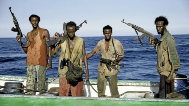 Ilustrasi adegan dari film&nbsp;Captain Phillips&nbsp;tahun 2013, yang mendramatisir pembajakan kapal kargo&nbsp;Maersk Alabama&nbsp;oleh perompak Somalia pada tahun 2009. (doc_Sony Columbia Pictures)