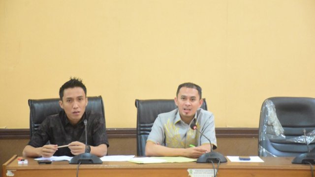 H. Ridwan Anis bersama Ardiansyah, anggota DPRD Sinjai, menerima audiensi dari pengurus LSM Bersatu Kabupaten Sinjai di Ruang Rapat DPRD ||ho