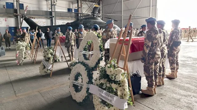 Upacara penghormatan dan pelepasan tiga prajurit TNI yang gugur di Lebanon. (Foto: Dok. Kemlu RI)
