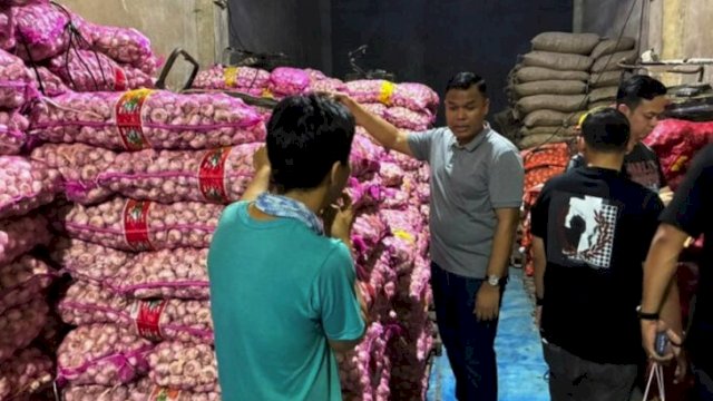 Petugas Bareskrim Polri menunjukkan tumpukan karung berisi bawang bombai ilegal asal Belanda yang disita dari gudang di Pontianak. (Dok. Humas Polri)