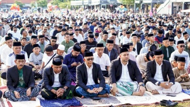 Ketua DPRD Sinjai Andi Jusman Bersama Wakil Bupati, Sekda, dan Forkopimda, serta Ribuan Warga saat Shalat ID di Alun-Alun ||ho