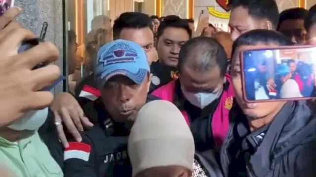 Mantan Gubernur Lampung Arinal Djunaidi (pakai masker) saat menuju mobil tahanan. (Foto:Dok/Kejati Lampung)