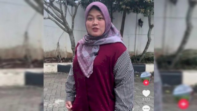 Screenshot akun media sosial Neneng Hasanah Yasin yang sedang mempromosikan produk fashion dengan gaya kekinian (TikTok@nenenghasanahyasin)
