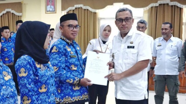Bupati Jeneponto H. Paris Yasir menyerahkan SK perpanjangan perjanjian kerja secara simbolis kepada perwakilan PPPK di Ruang Pola Kantor Bupati, Rabu (22/4/2026). (HO_kominfojeneponto)