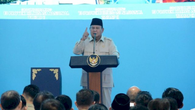 Presiden Prabowo Subianto memberikan sambutan dalam acara groundbreaking 13 Proyek Hilirisasi Nasional Tahap II di Cilacap, Rabu (29/4/2026). Ia menegaskan program Makan Bergizi Gratis (MBG) dan koperasi desa sebagai pilar ekonomi rakyat. (H0_doc:pemkabcilacap)