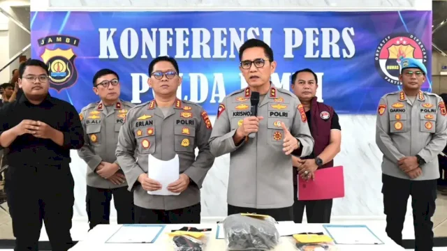 Tim Opsnal Subdit II Direktorat Reserse Narkoba Polda Jambi menangkap buronan kasus peredaran narkotika, M Alung Ramadhan. (HO_ Polda Jambi)