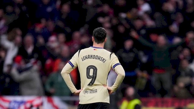 Reaksi penyerang Barcelona, Robert Lewandowski setelah gawang mereka dibobol penyerang Atletico Madrid, Julian Alvarez di semifinal Copa del Rey || (c) AP Photo/Manu Fernandez