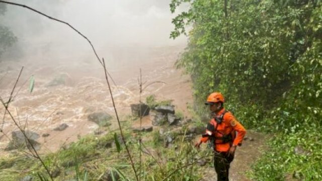  Tragedi Air Terjun Cekala, Bantaeng. dua remaja putri tewas terseret arus saat berwisata, pada Minggu, 12/4/2026 ( handover_basarnasbantaeng)