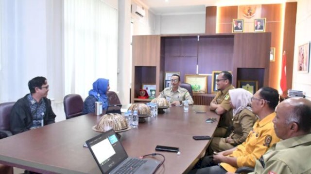 Sekda Sinjai, Andi Jefrianto Asapa (tengah), memimpin rapat Forum Komunikasi Pemangku Kepentingan Utama bersama BPJS Kesehatan di ruang kerjanya, Selasa (21/4/2026). (HO_Humas Pemkab Sinjai)