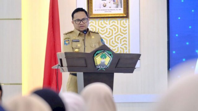 Wakil Bupati Gowa, Darmawangsyah Muin, saat membuka sosialisasi SPBE, Selasa,21/4. (HO_Diskominfo Gowa)