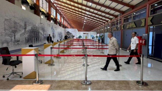Menhub Dudy Purwagandhi meninjau langsung Terminal 2F Bandara Soetta untuk memastikan kesiapan pelayanan jemaah haji, Minggu, 19/4/26. (doc_kementerian perhubungan/kemenhub)