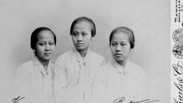 Raden Ajeng Kartini dan adik-adiknya (Foto: WIKIMEDIA COMMONS/GPL FDL)