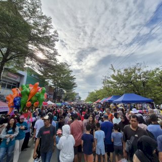 FOTO: Car Free Day Makassar Jadi Magnet Belanja dan Olahraga