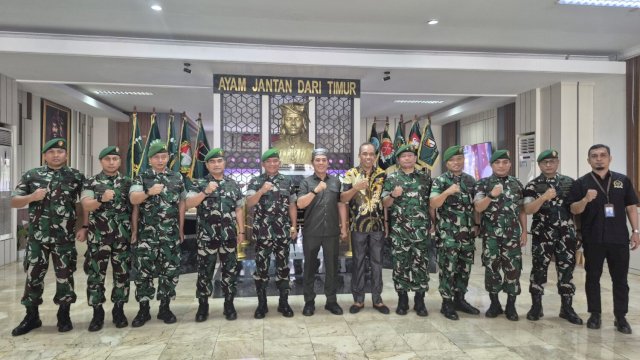 Foto bersama Pangdam Hasanuddin dan Jajarannya bersama Anggota DPR RI Komisi I, Senin (4/5). (Dok. HN)