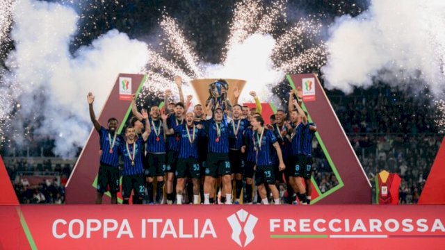 Para pemain Inter Milan merayakan kemenangan 2-0 atas Lazio dan pengangkatan trofi Coppa Italia 2026. (X@SAS_Kingdom)