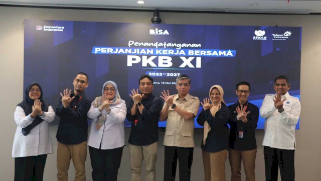 Menaker Yassierli berdiri di tengah antara jajaran manajemen PT Telkom Indonesia yang dipimpin Dirut Dian Siswarini dan perwakilan Serikat Karyawan (Sekar) Telkom. (doc_birohumaskemnaker) 