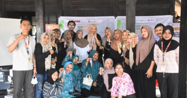 Ubah Limbah Jadi Rupiah: Etno Adventure Latih Ibu-Ibu Pesisir Paotere Olah Sisik Ikan Jadi Produk Kriya Bernilai Jual