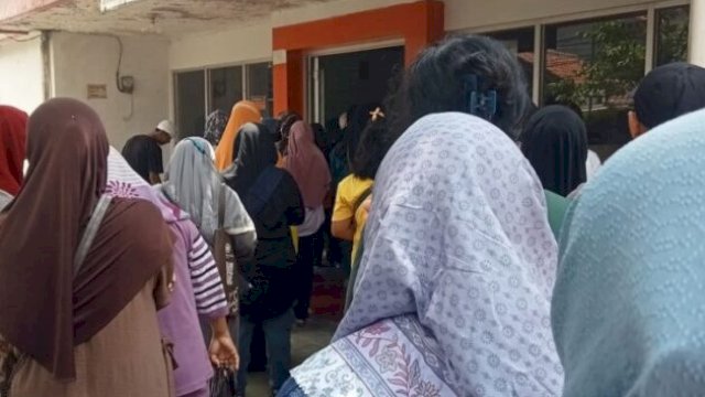 Ilustrasi warga antre di bank penyalur/kantor pos untuk mencairkan bantuan PKH tahap 2 periode April-Juni 2026. (doc_FB@infobantuansosial)