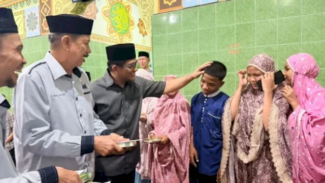 Wakil Ketua DPRD Gowa, Hasrul Abdul Rajab menghadiri salat tarawih berjamaah pada malam ke-29 Ramadan di Masjid Nurul Aqsa, Lingkungan Karetappa (doc_humas)