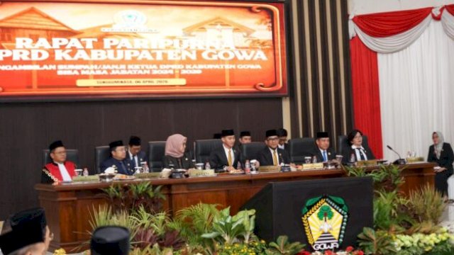 Wakil Ketua I DPRD Kabupaten Gowa, Hasrul Abdul Rajab, resmi membuka Rapat Paripurna dalam rangka peresmian dan pelantikan Ketua DPRD Kabupaten Gowa sisa masa jabatan 2024&ndash;2029, Senin (6/4/2026). (doc_humas)