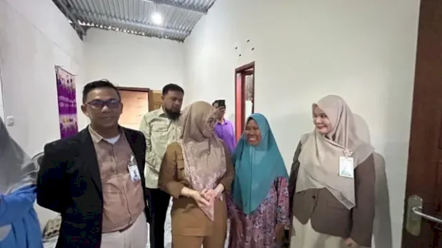 Bupati Gowa, Sitti Husniah Talenrang (tengah) didampingi Kepala Cabang BSI Kabupaten Gowa, Muhammad Hasrani Said (kiri), meninjau langsung hasil bedah rumah di Desa Jipang, Kecamatan Bontonompo Selatan, Selasa (28/4/2026). (HO:humaskabgowa_yoz@harian.news) 