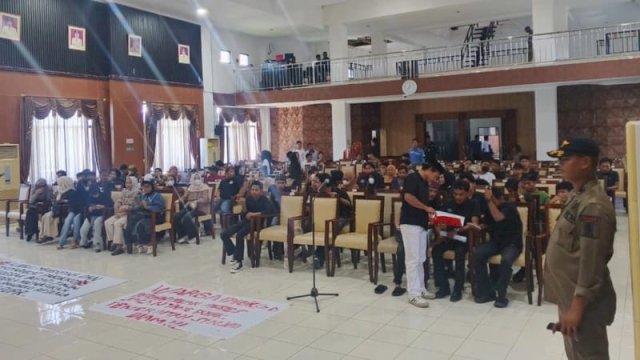 Warga Dusun Pakokko bersama mahasiswa unjuk rasa di Kantor Bupati Sinjai, Senin (4/5/2026). (doc_irmanbagoes@harian.news)