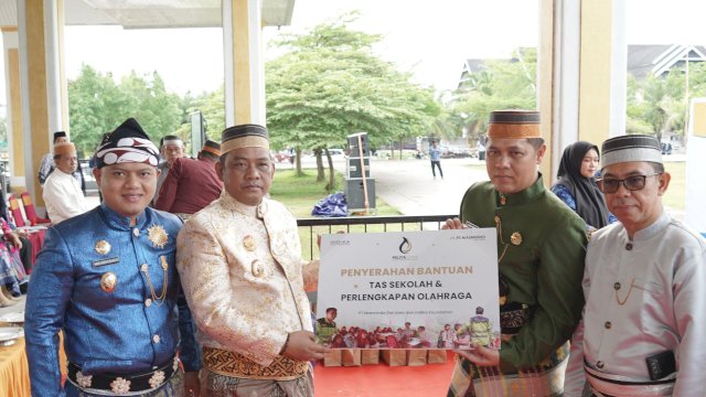 PT Masmindo Dwi Area menyerahkan secara simbolis dilakukan oleh Bupati Luwu didampingi Wabup Luwu. Dok Humas