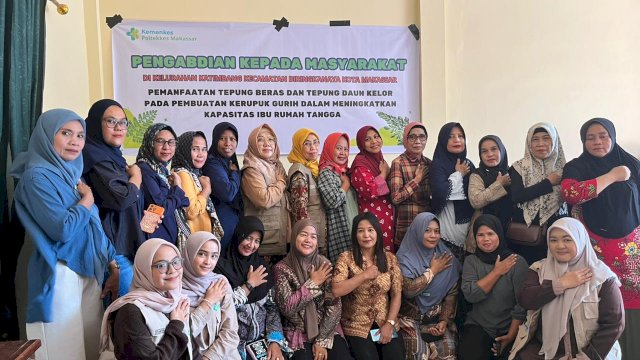 Tim Pengabdi dari Kemenkes Poltekkes Makassar berfoto bersama. (Dok. Poltekkes)
