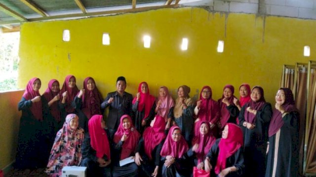 Ibu-ibu anggota majelis taklim Nurul Akbar Lajae Desa Jojjolo bersama penyuluh agama KUA Bulukumpa berfoto usai pembinaan, Jumat, 8 Mei 2026. (Doc_Arman)