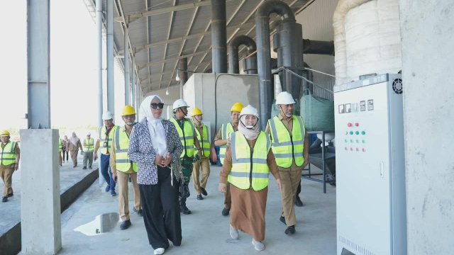 Bupati Sinjai Ratnawati Arif meninjau mesin pengolahan porang berteknologi modern di Pabrik Lappa, Senin (11/5/2026)..(Foto:irman@harian.news) 