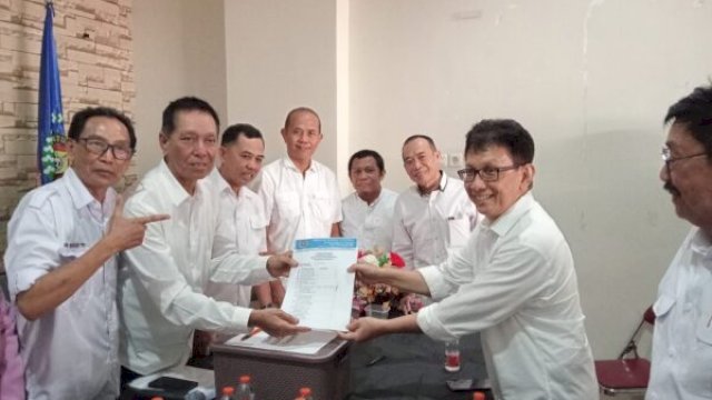 Prosesi penyerahan formulir pendaftaran calon Ketua PWI Sulsel oleh Suwardi Thahir kepada Muh. Arafah (anggota SC) dan Ismail Selleri (Ketua Tim Verifikasi) di Kantor PWI Sulsel, Rabu (13/5/2026). (HO_timst/yoz@harian.news)