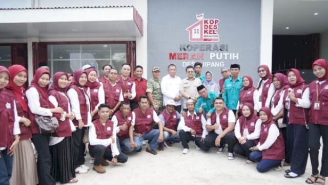Wabup Gowa Darmawangsyah Muin berfoto bersama pengurus KDMP Desa Jipang usai menghadiri peresmian KDMP secara nasional (doc_humaskabgowa) 