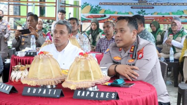 Bupati Jeneponto Paris Yasir bersama Kapolres Jeneponto saat Panen raya jagung Jeneponto terkoneksi via zoom dengan Presiden Prabowo (doc_humaskab) 