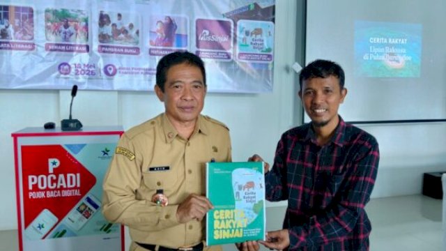 Ka Enal (Zainal Abidin Ridwan) dan Kadis Perpustakaan Sinjai (Azis) saat launching buku di aula perpustakaan Sinjai, Senin (18/5/2026). - (Foto_IrmanBagoes@harian.news)