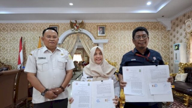 Bupati Sinjai, Ratnawati Arif, bersama Manajer AFR PT Semen Tonasa, Sukarjono, usai menandatangani nota kerja sama pengelolaan sampah melalui teknologi RDF di Rumah Jabatan Bupati Sinjai, Rabu, 20/5/2026. (HO/IrmanBagoes@harian.news) 