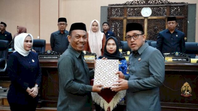 Penyerahan dokumen rekomendasi DPRD secara resmi kepada Bupati Jeneponto. (HO_diskominfojeneponto) 