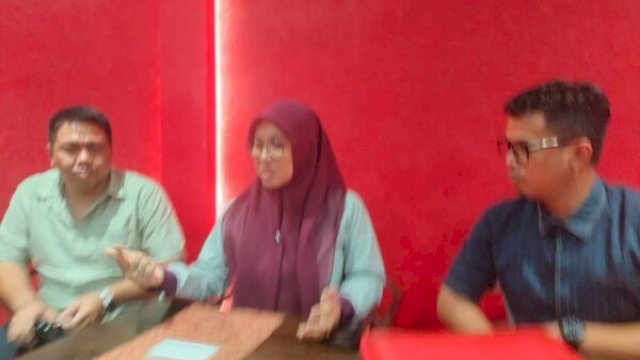 Husniah Talenrang saat ditemui di sebuah kedai kopi di Gowa. Ia memberikan tanggapan langsung dan membantah tegas tuduhan perselingkuhan yang menyeret namanya. (foto:yoz@harian.news) 