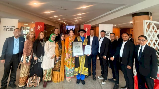Kepala BPOM RI, Taruna Ikrar foto bersama di UTM Malaysia. (Dok. Adi/Tim)