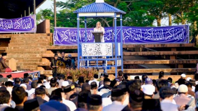 Bupati Gowa, Sitti Husniah Talenrang, menyampaikan sambutan usai Salat Iduladha 1447 H di Lapangan RTH Syekh Yusuf, Gowa, Rabu (27/5/2026). (HO_yos@harian.news)