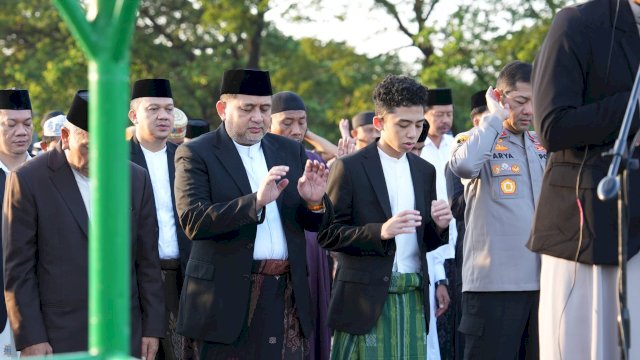 Wali Kota Makassar Munafri "Appi" melaksanakan shalat Idul Adha di Karebosi, Rabu (27/5). (Dok.Hms)