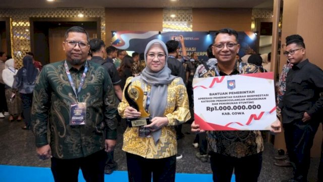 Bupati Gowa, Sitti Husniah Talenrang (tengah), menerima Penghargaan Apresiasi Pemerintah Daerah Berprestasi 2026 Regional Sulawesi untuk kategori Penanggulangan Kemiskinan dan Penurunan Stunting di Claro Hotel, Kendari, Jumat (29/5/2026). (HO_yos@harian.news) 