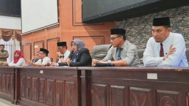 Bupati Sinjai Hj. Ratnawati Arif menerima audiensi masyarakat Dusun Pakoko di Ruang Pola Kantor Bupati Sinjai, Senin (4/5/2026). Ratnawati didampingi Sekda Andi Jefrianto Asapa dan jajaran pejabat daerah lainnya. (doc_irmanbagoes@harian.news)