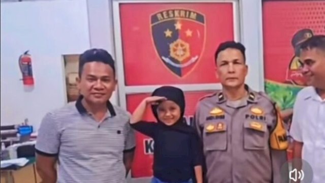 video viral yang memperlihatkan aksi joget santai  sambil hormat Azkia di depan kamera (tangkaplayar_tiktok)