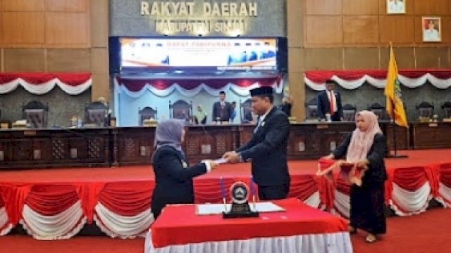 Bupati Sinjai Hj Ratnawati Arif terima rekomendasi LKPJ 2025 dari Ketua DPRD Sinjai, Andi Jusman. (HO_humaskabsinjai) 