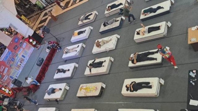 Suasana Lomba Rebahan pertama di Indonesia yang digelar di Jogja City Mall, Sabtu (23/5/2026). Peserta harus bertahan selama mungkin tanpa tidur, main HP, atau ke kamar mandi. (tangkaplayar_threads@merapi_uncover)