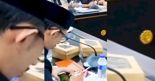 Anggota DPRD Jember Bermain Game dan Merokok saat RDP