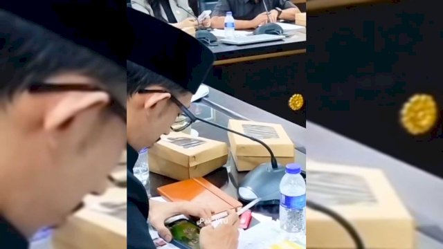 Potret kontroversi Achmad Syahri As Siddiqi yang terekam kamera sedang bermain game dan merokok saat Rapat Dengar Pendapat (RDP) Komisi D DPRD Jember (tangkaplayar:X@PASMANTAP)