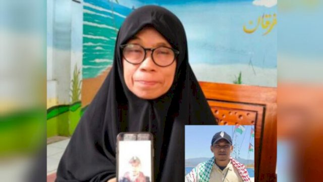 Ibu Rabia menunjukkan foto putranya di kediaman mereka, Kelurahan Bongki, Sinjai Utara, Rabu (20/5/2026.) Insert foto As'ad Aras Muhammad. (Foto_IrmanBagoes@harian.news) 