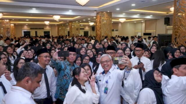 Menaker Yassierli swafoto bersama 976 ASN Kemnaker yang baru dilantik (doc_birohumaskemnaker) 
